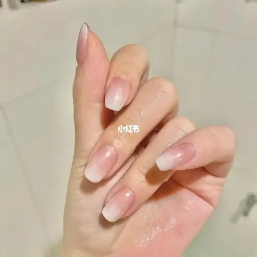 乳白渐变色美甲