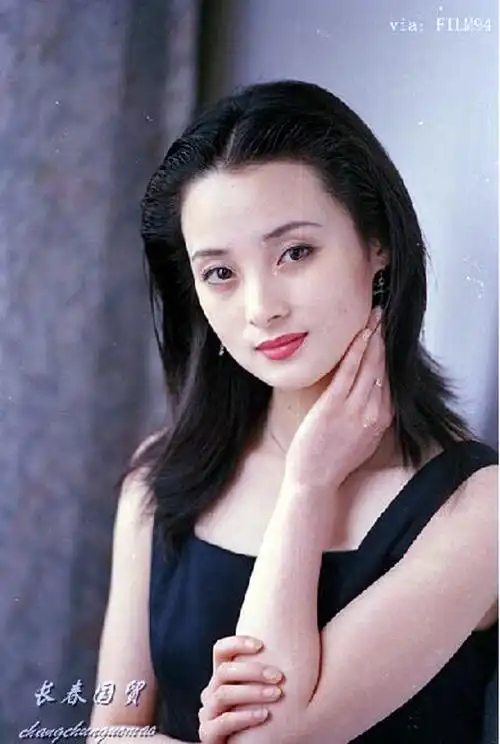 蒋勤勤九十年代旧照曝光清纯柔美略显婴儿肥