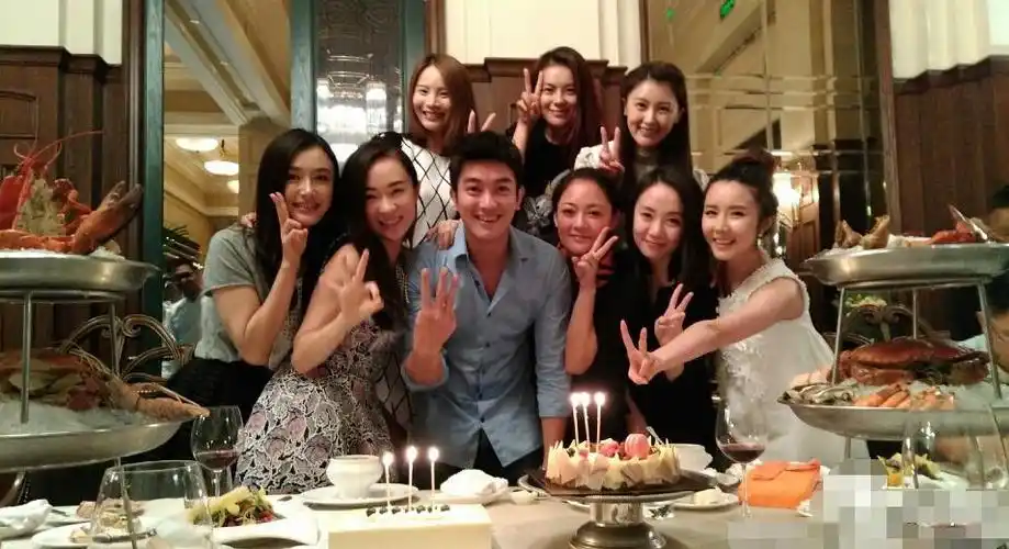 霍思燕携闺蜜团为杜江庆生(资料图)