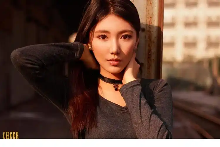 周韦彤代言手机潮流演绎 巨乳的诱惑