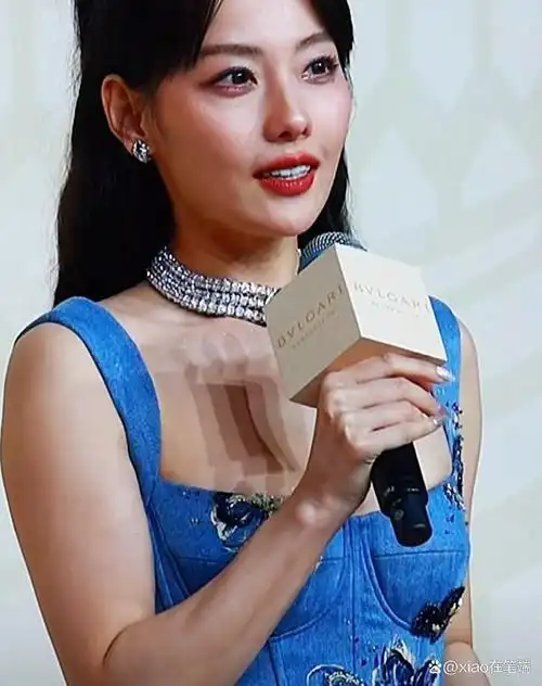 如今有不少人看了张嘉倪近期的出席宝格丽活动的状态,却吐槽她又矮又