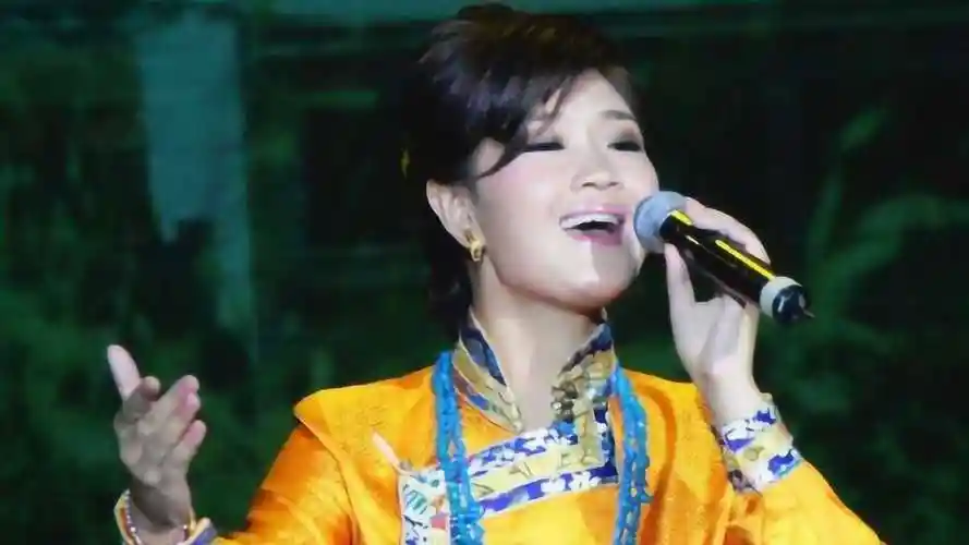 最美女中音降央卓玛演唱一曲少数民族歌曲《乌苏里船歌》太美了!