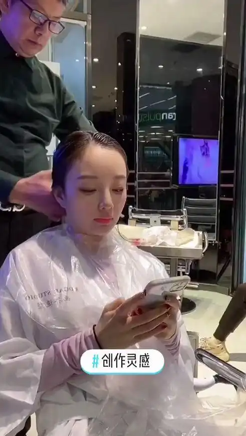 李小璐再度现身做头发波浪造型显少女与发型师关系密切惹人羡