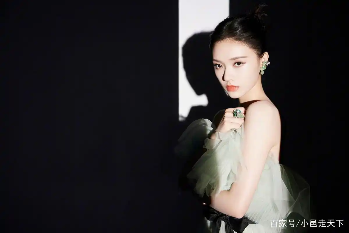 林允儿绿色旗袍美腿性感写真