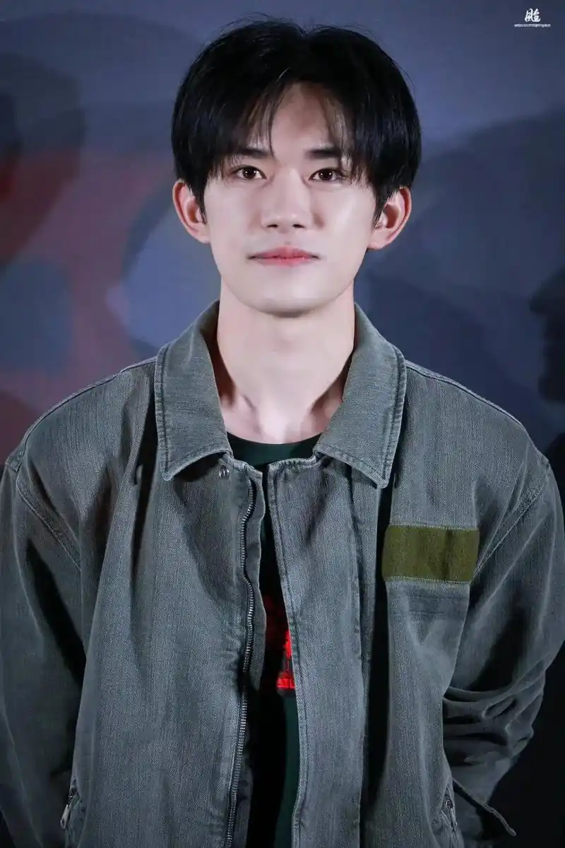 易烊千玺.一,他2000年11月28日生于湖南怀化,中国内地 - 抖音