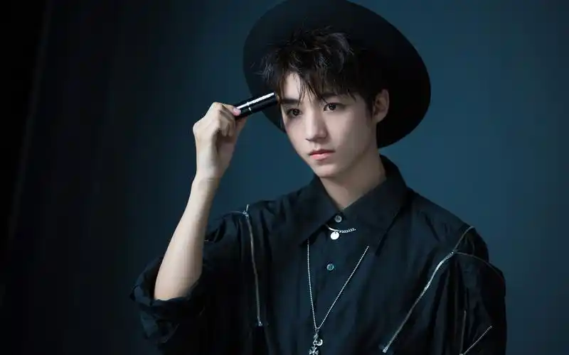 帅气酷范儿王俊凯壁纸_时尚个性的王俊凯