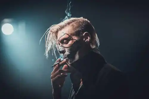 恐怖背景下的化妆男人