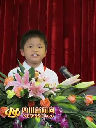 余娜)三年前的汶川特大地震,年仅9岁的林浩在抗震救灾中那稚嫩的童音