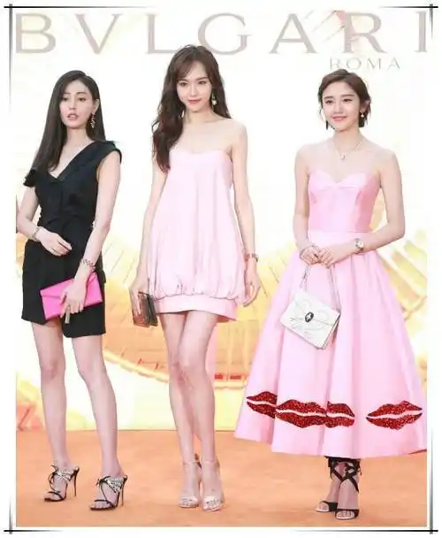 166杨幂和172唐嫣同穿粉色连衣裙身高差6cm差距也如此尴尬