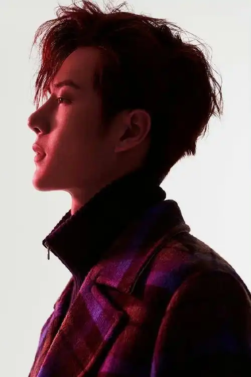 发点帅哥@uniq-王一博名品侧颜#王一博的考古日常