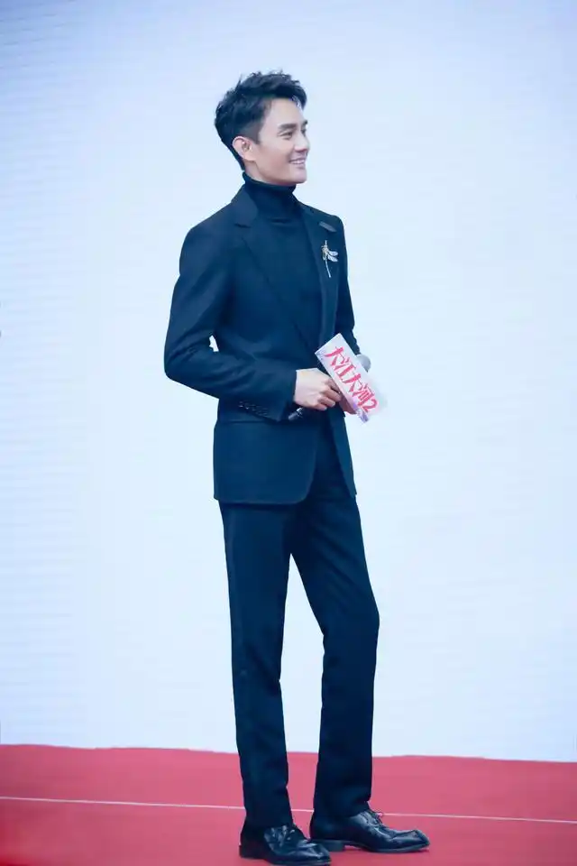 人帅气质好,身材板直,王凯就是行走的衣架子,西装教科书