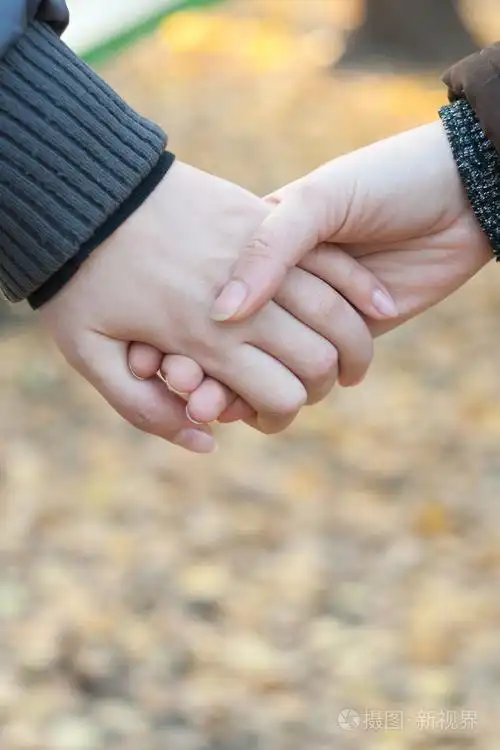 两个女孩手牵手