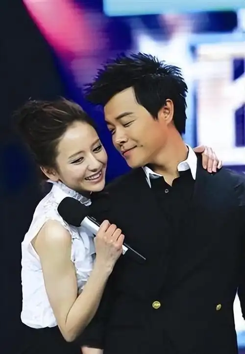 陈思诚被目击者捕捉到手捧满满99朵鲜艳红玫瑰,高调地迎接佟丽娅回家