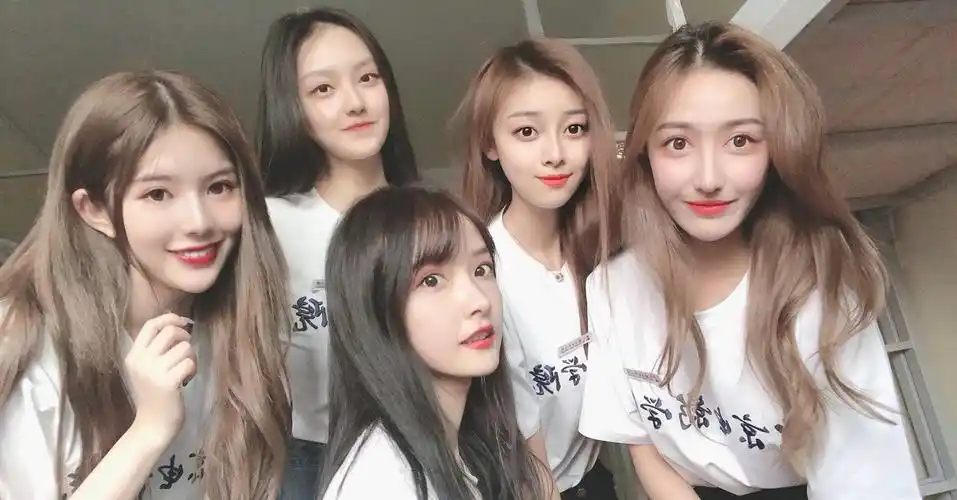 合照中女生似足网红,几乎没有辨识度.(微博图片)