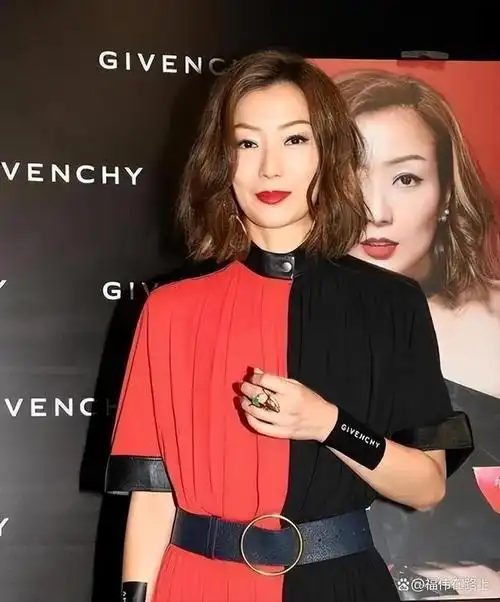 52岁的郑秀文终舍弃病态瘦,增肥之后登杂志封面,网友说好看多了