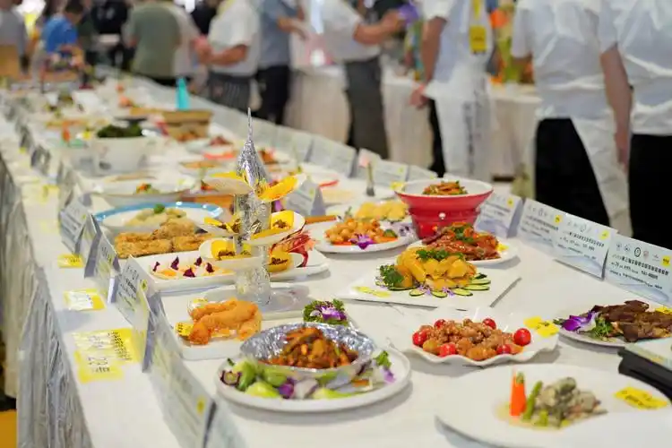 近百名"顶级厨师"齐聚第三届华食展中国预制菜烹饪锦标赛,秀出厨艺与