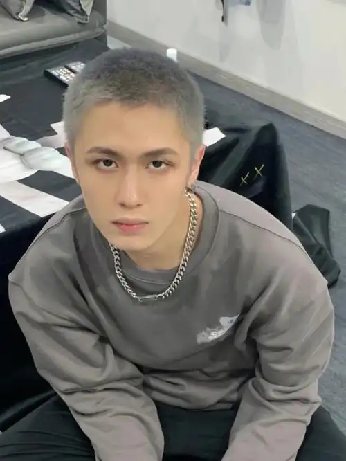 淮备留长了 想想寸头时期我居然没染过色,二话没说联系了我的tony然后