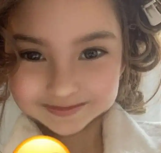 周杰伦晒女儿照片,看到正脸网友坐不住了,这是混血baby吗?