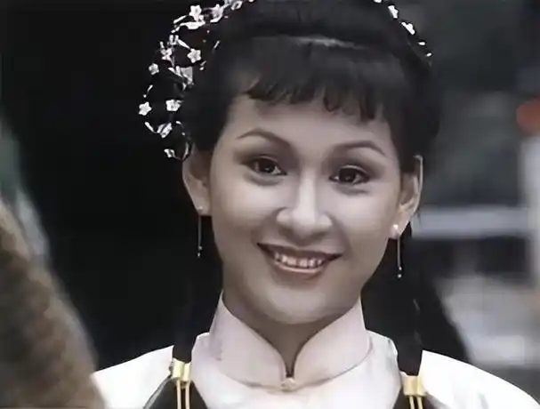 上面是余安安出演《陈真》中方志心的照片,这是一部1982上映的电视剧