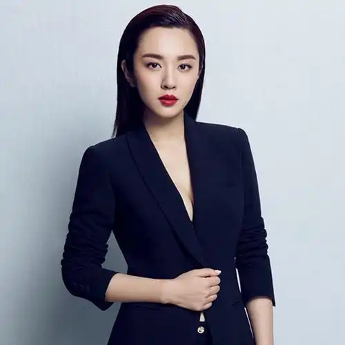 乳沟迷人职业装美女图片