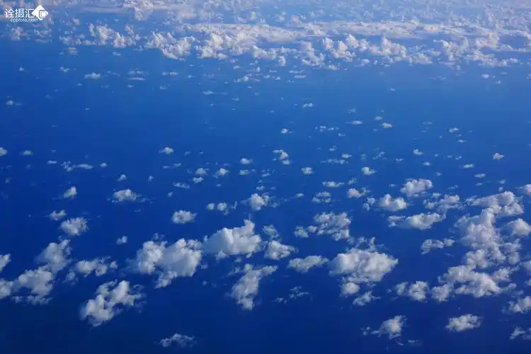 海上云朵似浪花