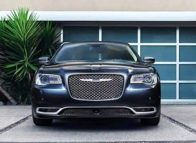 你知道克莱斯勒的五角星车标曾经悬挂在道奇的车头吗?