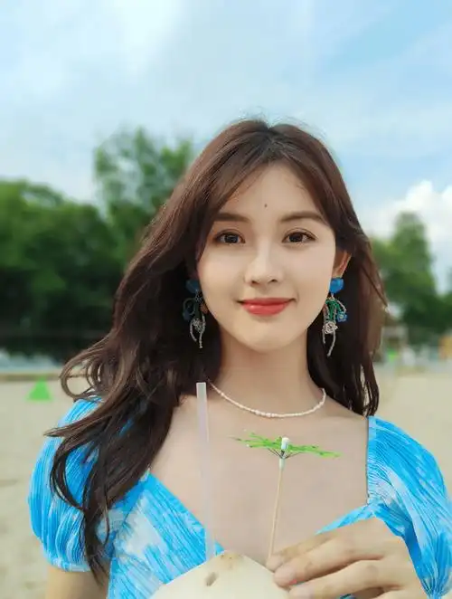南昌大学校花钟恩淇海滩散步,蓝色长裙,迷人笑容如少女一般_社交_照片