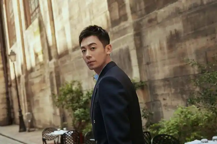 朱亚文巴黎男装周最新街拍曝光儒雅气质尽显英伦风范