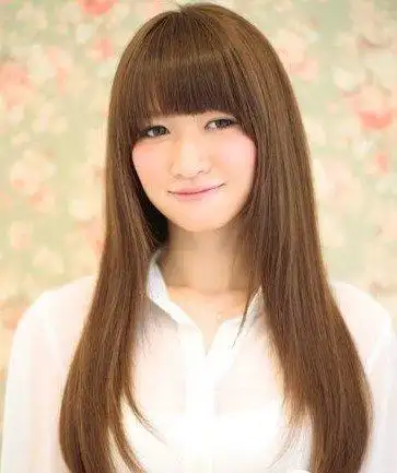 浅棕色给人秋天的气息,中分修剪搭配鹅蛋脸,使脸型更纤瘦,头发较薄