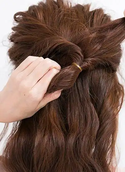 辫,带来端庄优雅的感觉,但其实,看似复杂的发型制作起来却相当简单哦