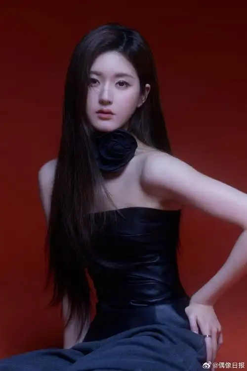 赵露思脖子上戴了花##赵露思情人节大片