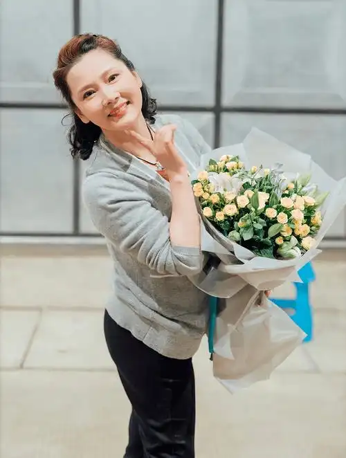 何赛飞脸老了还是典型老人身材但不露半分气质都高贵典雅