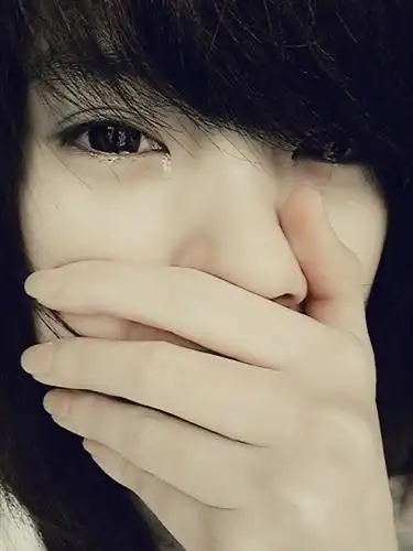 无比伤心的哭泣女生图片