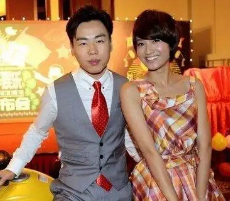 胡彦斌和谁合影都很官方唯独和图6例外网友打心底里笑