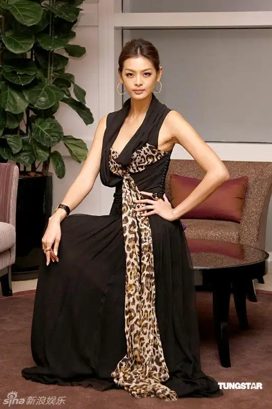 林嘉绮展示傲人曲线