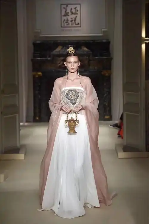 欣赏丨盖娅传说2019春夏大秀剑网3高定亮相巴黎