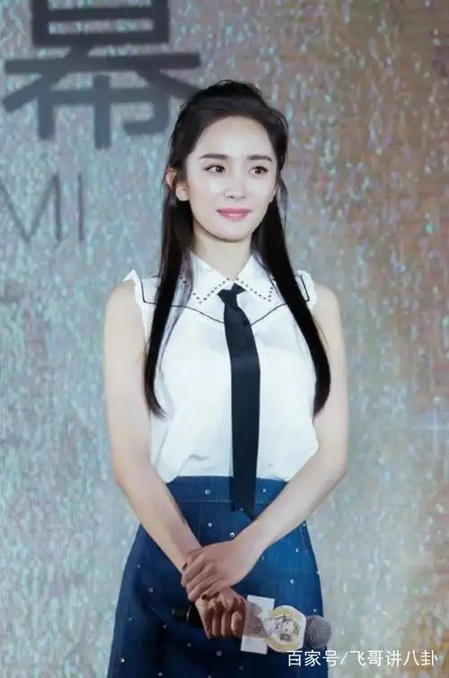 杨幂白衬衣配领带,真是优雅又有气质,不愧是女神,真是穿什么都好看啊