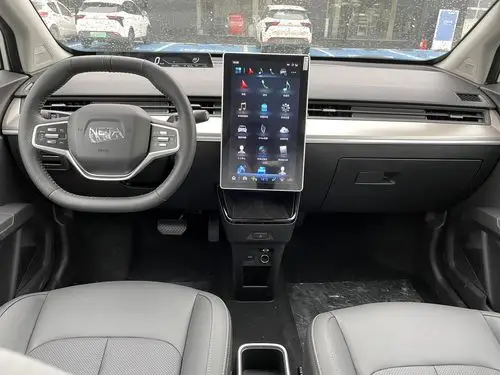 哪吒v试驾体验:7万级智能科技舱,你需要的它都有-新浪汽车