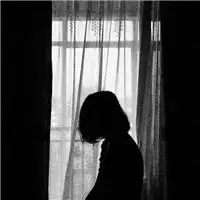 黑白女头像背影 抖音黑白女生背影图片【点击鼠标右键下载】