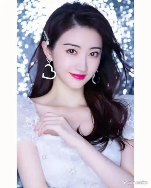 在娱乐圈中,有一群女明星以白皙的皮肤而备受瞩目,被誉为"白到发光"的