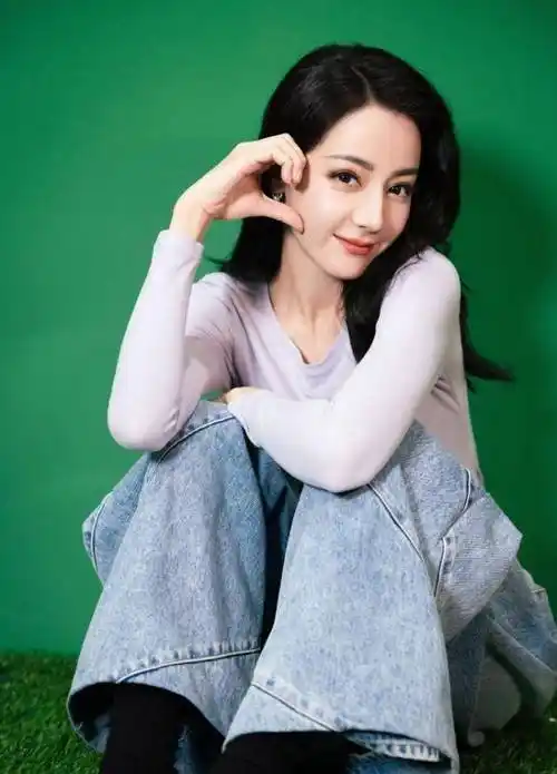 随着事情的不断发酵,迪丽热巴也在社交平台上晒出了一张腹肌美照,试图