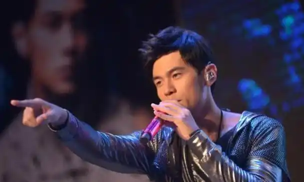 gai晒与周杰伦合照疑似两人一见如故将合作遭到杰迷强烈反对