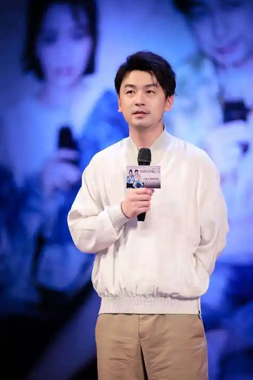 回顾雷佳音因初恋女友15岁辍学与大学同学结婚育有一女太幸福