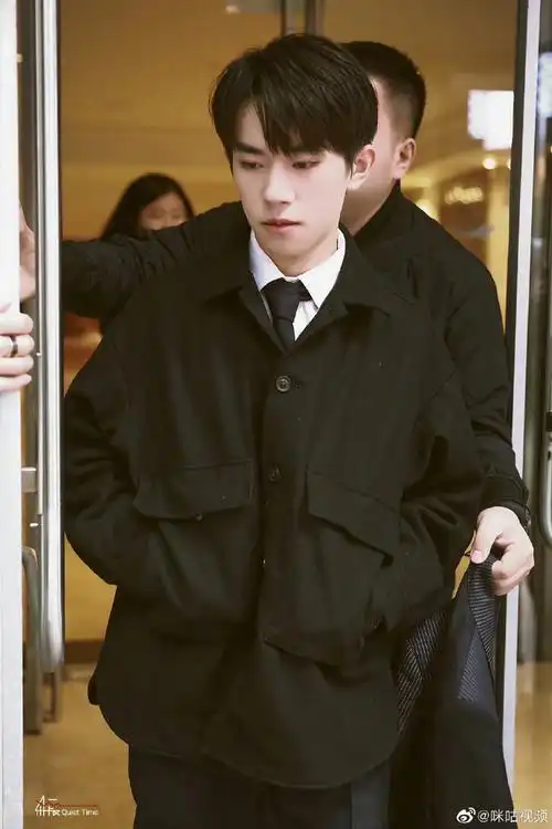 易烊千玺黑色外套高铁路透#分享一波@tfboys-易烊千玺黑色系穿搭合集