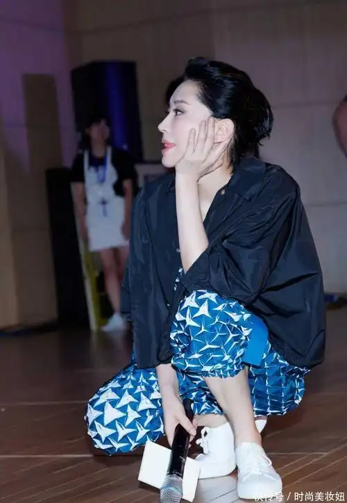 许晴气质好清甜,穿蓝色连体裤配短外套真养眼,说30岁都信_社会焦点