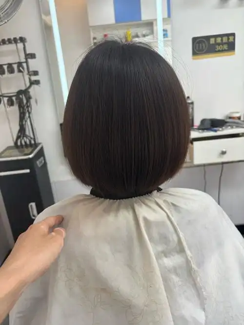 女士短发修剪 简单又好看的发型 柔顺直发