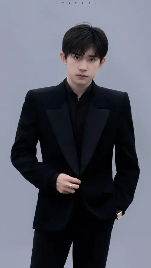 易烊千玺又穿黑西装##与易烊千玺共赴微博之夜##微博之夜神图