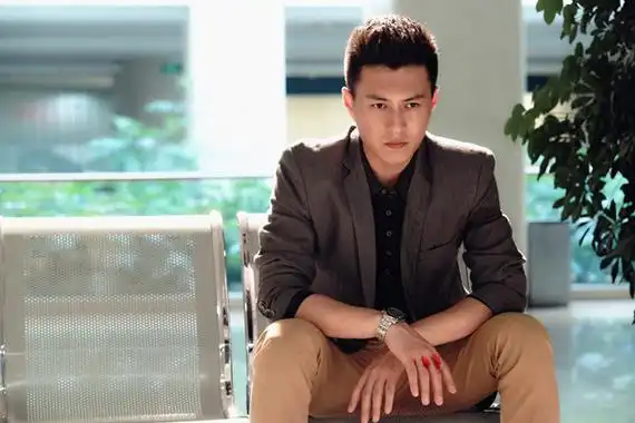 靳东《浮出水面》剧照