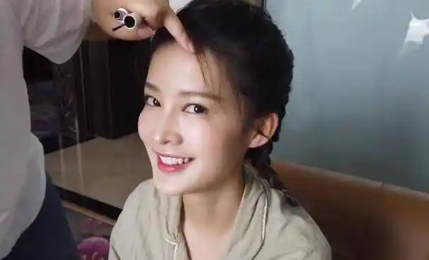 李沁私下真实素颜曝光,与精修图"判若两人",不化妆几乎没眉毛