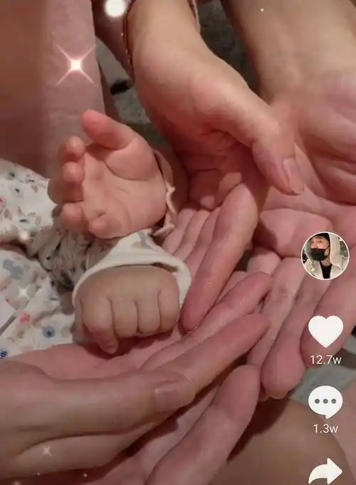 在视频中陈赫一家四口手搭手,逐渐翻开,将小宝宝的手环绕在中间,像